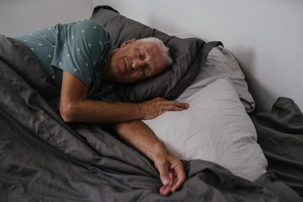 Persona mayor en cama