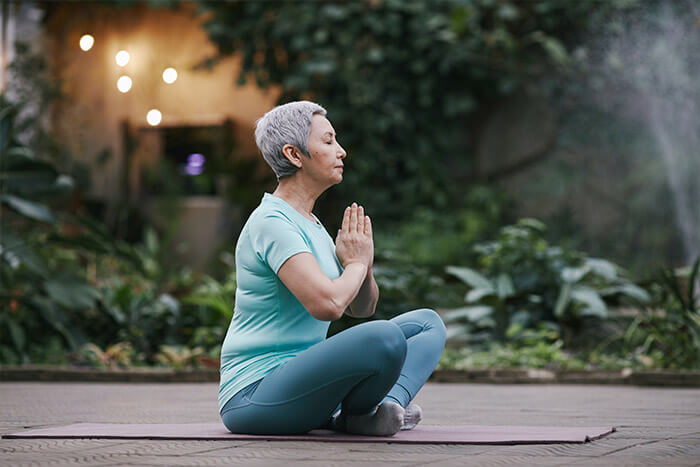 Meditación y yoga para personas mayores